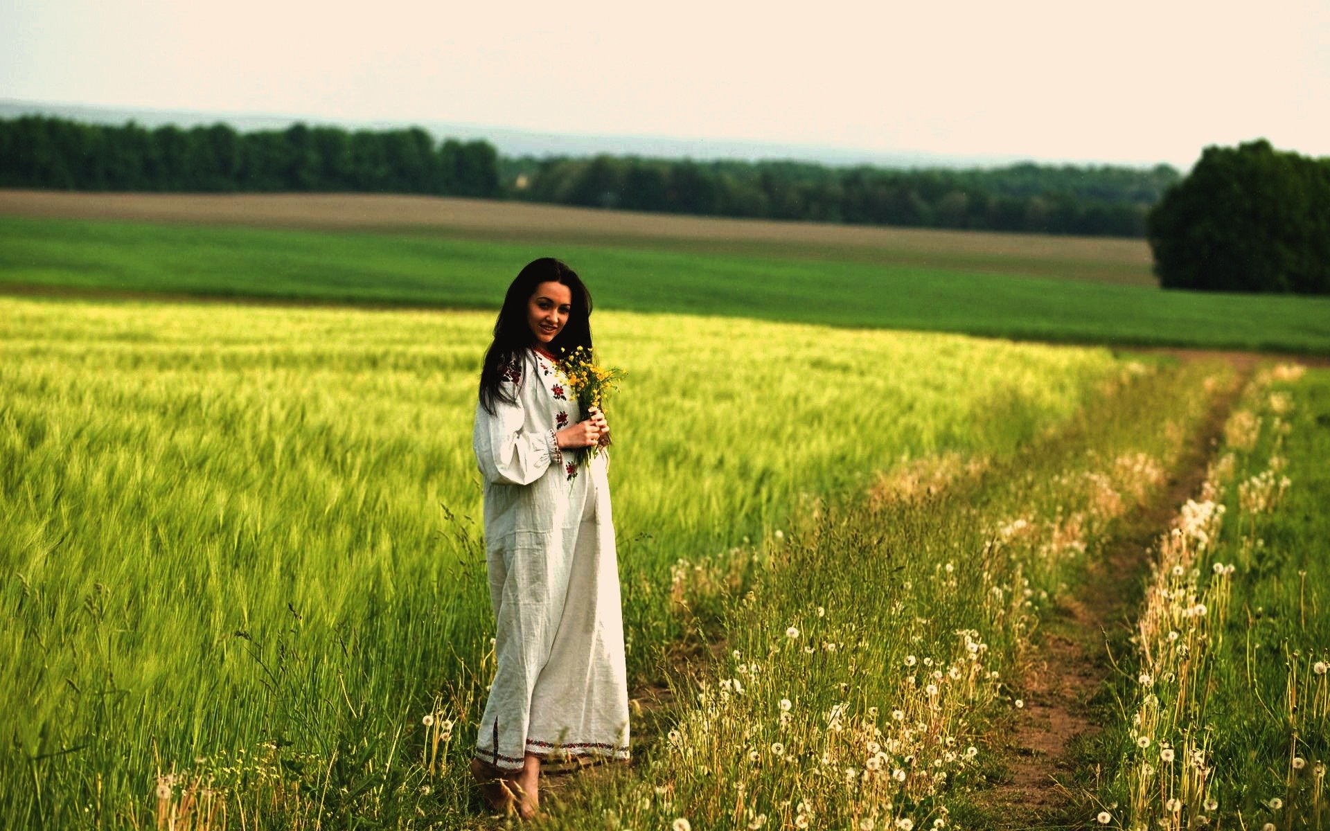 Women in Slavic costumes in Guntur