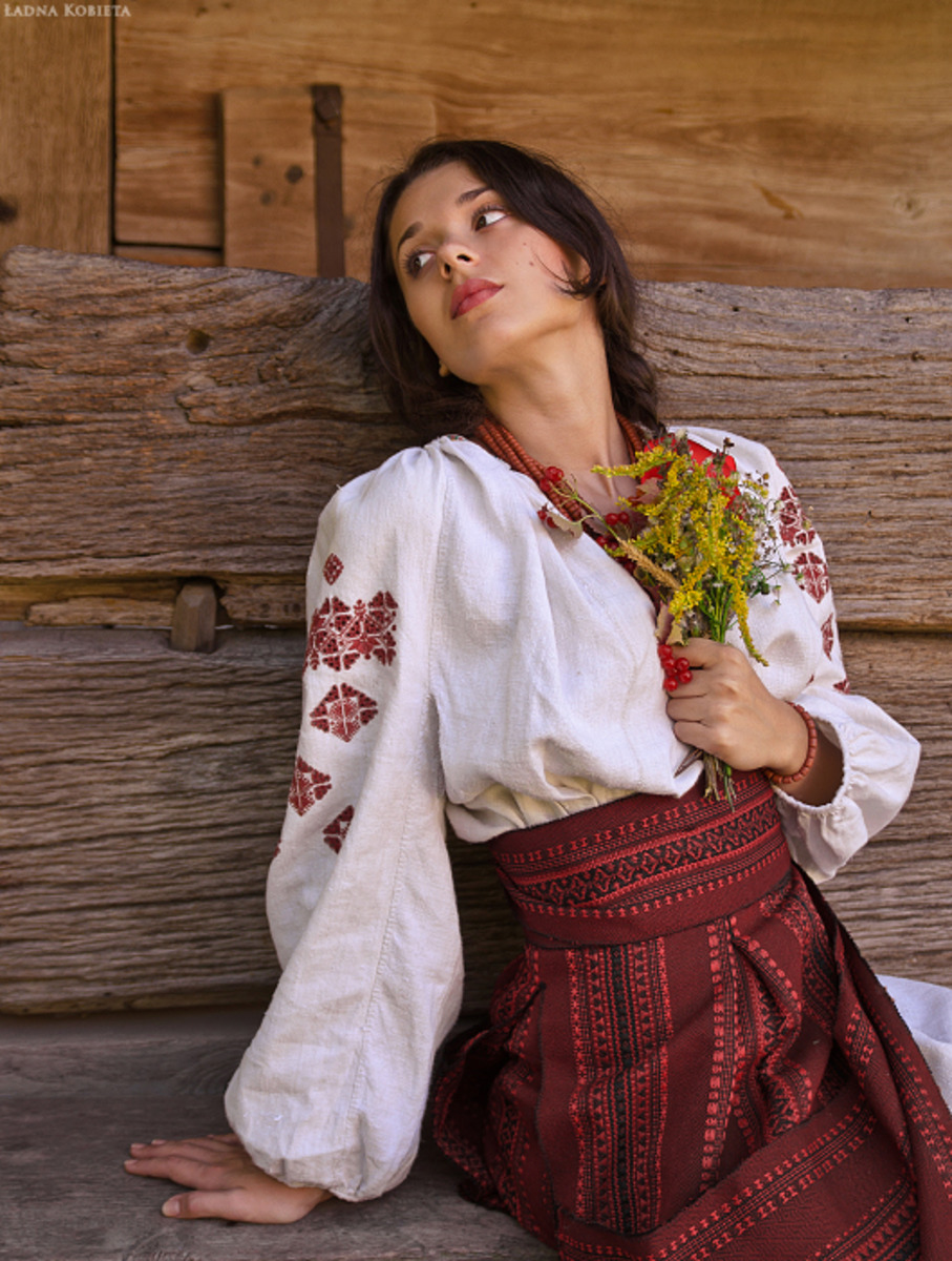 Girls in Slavic costumes in Guntur