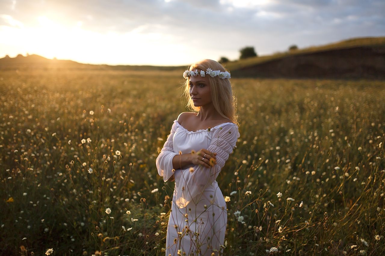 Girls in Slavic costumes in Guntur