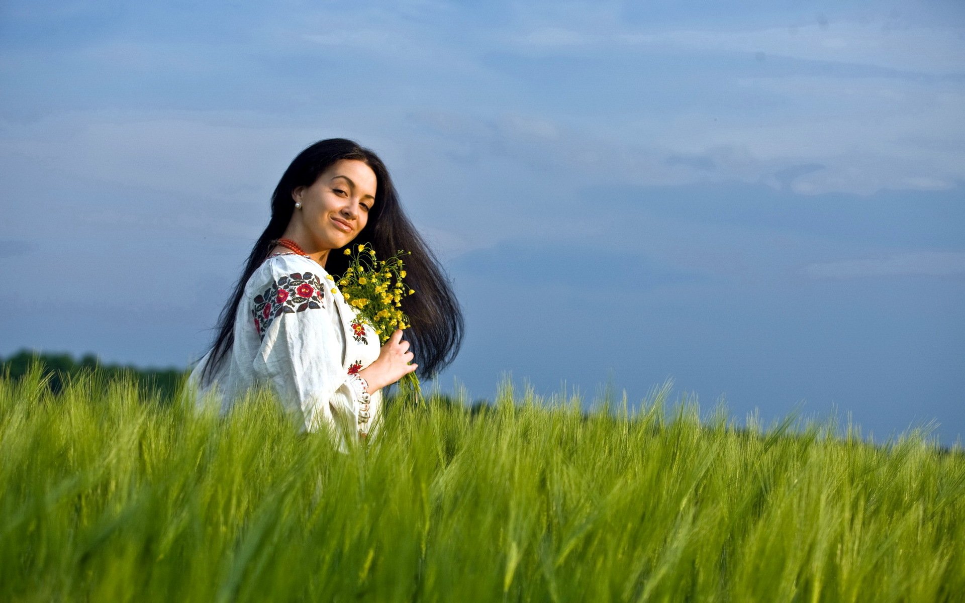 Girls in Slavic costumes in Guntur
