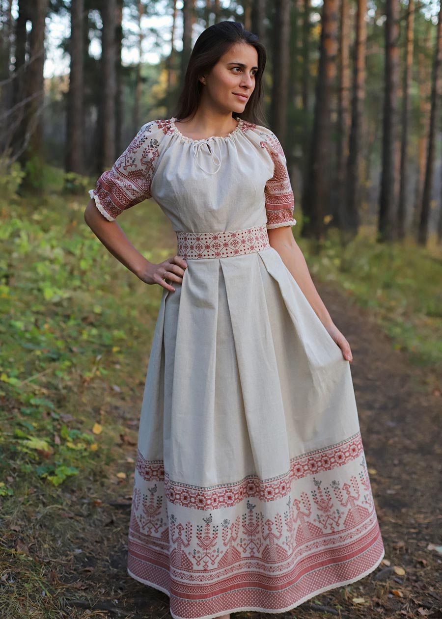 Girls in Slavic costumes in Guntur
