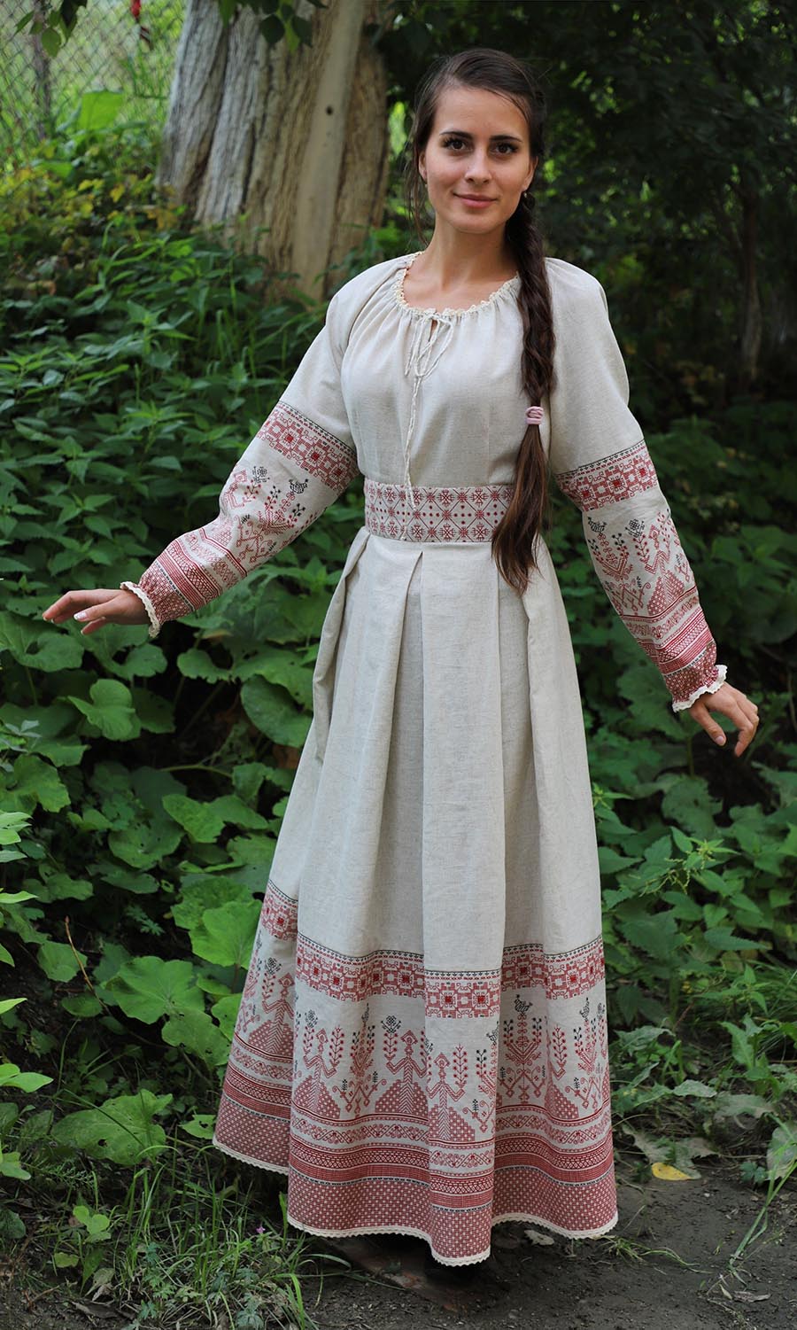 Girls in Slavic costumes in Guntur