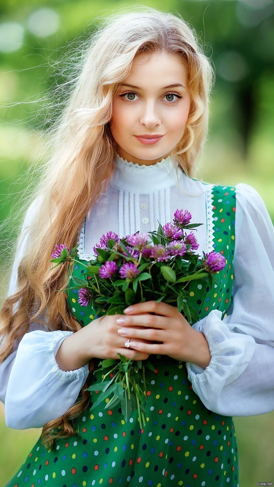 Girls in Slavic costumes in Guntur