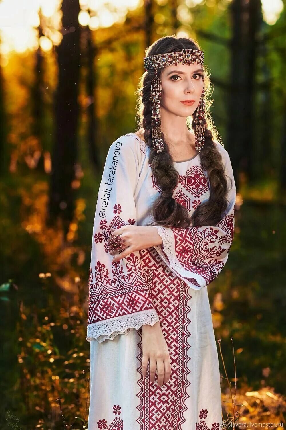 Girls in Slavic costumes in Guntur